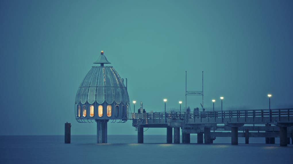 黎明时分，海边灯塔